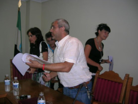 Cruce de reproches entre gobierno y oposición en un pleno que abandonaron los socialistas justo al comienzo