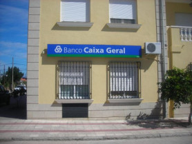 Un hombre atraca a mano armada un banco en Tiétar y se lleva un botín de más de 4.000 euros