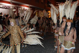 Miles de personas se dan cita en el desfile nocturno del Carnaval chico de Navalmoral de la Mata