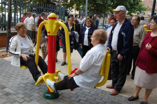 Inauguran en Navalmoral de la Mata un parque geriátrico para mayores de 60 años e invierten 15.000 euros