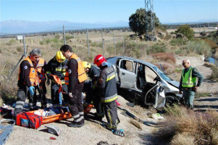Un matrimonio salva la vida después de precipitarse su vehículo casi 60 metros por un desnivel en Navalmoral