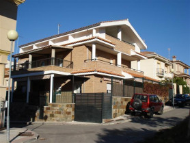 Tres encapuchados entran en un chalet de Navalmoral, golpean a su dueño y disparan sin provocar heridos