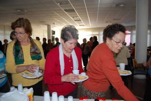 Mas de 100 mayores del hogar de Navalmoral se desayunaron ayer con aceite de oliva Gata-Hurdes