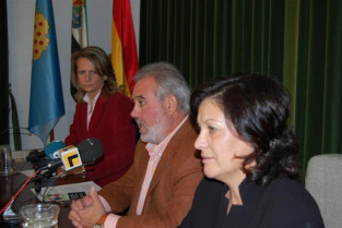 La periodista Isabel San Sebastián lee en Navalmoral el manifiesto del Día contra la Violencia a las Mujeres