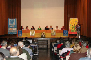 Un total de 175 personas jóvenes y mayores se reúnen en Malpartida para participar en un acto intergeneracional