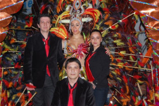 La reina del Carnaval de Navalmoral lucirá un vestido con más de mil plumas de pavo real, gallo y avestruz