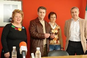 Los enfermos de alzheimer de Miajadas dispondrán de una pulsera identificativa para ayudarles