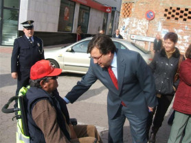 Fernández Vara se compromete a estudiar las peticiones de los alcaldes de Madroñera y Aldeacentenera