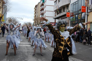 El mal tiempo deslució el desfile del domingo de carnaval en Navalmoral, que se celebró pese a la lluvia