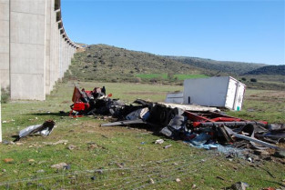 El camionero que murió al precipitarse con su vehículo por el viaducto del Almonte murió de un infarto