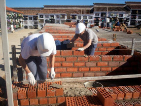 El Taller de Empleo Isalaecum construirá en el cementerio de Aliseda 120 nuevos nichos más