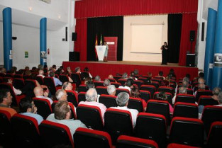 Los alumnos del taller de teatro representan una obra esta noche en la casa de cultura de Moraleja
