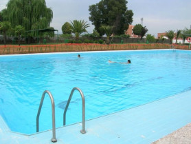 El Ayuntamiento de Moraleja adapta la zona de las piscinas a los usuarios con discapacidad