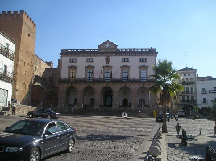 El Ayuntamiento de Cáceres deberá pagar más de 22.000 euros por el alumbrado público de La Sierrilla I