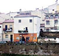La Policía Nacional detiene en Plasencia a una pareja con droga, dinero y joyas en su casa de San Lázaro