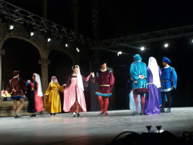 El Redoble repasa en Alcántara la historia de la provincia de Cáceres a través del folklore extremeño