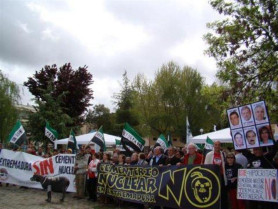 Decenas de personas se concentran en Alcuéscar en contra del Almacén Temporal Centralizado