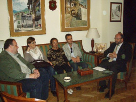 Fernando Solís recibe a los familiares de enfermos de Alzheimer en la comarca cacereña de Montánchez