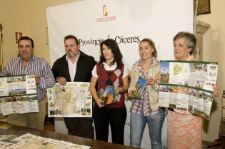 Pozuelo de Zarzón cuenta con un folleto turístico editado por la Diputación de Cáceres