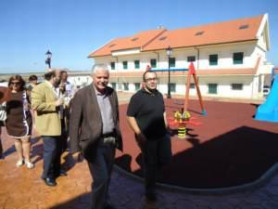 Tovar inaugura en Holguera un parque infantil en honor a a la Hermandad de Donantes de Sangre de Plasencia