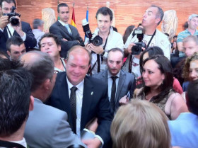 Monago jura su cargo arropado por Rajoy y pide un esfuerzo para acabar 