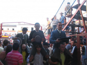 Salen a hombros en Moraleja los rejoneadores José Miguel Callejón y Rubén Sánchez, y el vaquero de Monteviejo