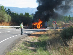 El incendio de un trailer en las proximidades de Perales del Puerto obliga a cortar la carretera EX-108