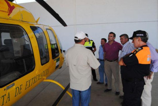El alcalde de Valencia de Alcántara visita el servicio aéreo que el Plan Infoex tiene en el municipio