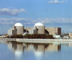 Medio millar de manifestantes exige  el cierre de la Central Nuclear de Almaraz