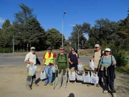 Los senderistas de Ademoxa aprovechan una ruta para realizar una jornada de limpieza del Borbollón