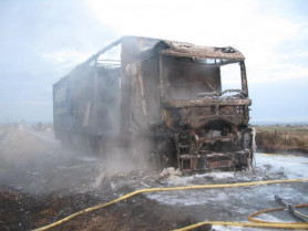 Un fallo mecánico origina un incendio y calcina un camión portugués cuando circulaba por Moraleja
