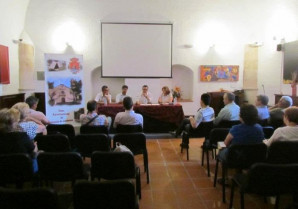 La comarca de Sierra de San Pedro inicia movilizaciones en defensa del tren con un encierro y una marcha