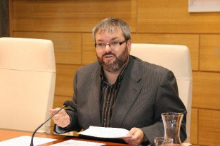 El diputado de IU Víctor Casco participa en un acto de protesta en el que se llevan alimentos de Carrefour