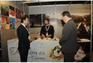 Laureano León visita el stand de la Diputación de Cáceres en la feria gastronómica Madrid Fusión