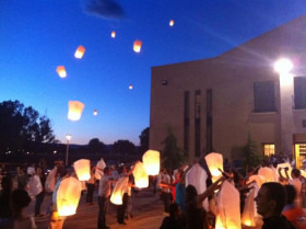 Moraleja lanza decenas de farolillos al cielo en memoria de los fallecidos por la explosión de la fábrica
