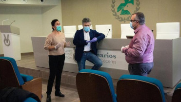 El Colegio de Veterinarios de Cáceres entrega material fungible al Sepad por valor de 20.000 euros