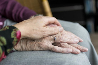 Cinco residencias de mayores continúan intervenidas por la Junta y seis tienen refuerzos de personal sanitario