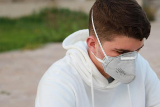 Los adultos y niños de 6 años en adelante deberán llevar mascarilla en sitios donde no se garantice la distancia