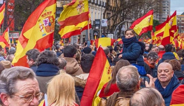 Agredido en Cáceres por llevar una bandera de España y una camiseta con el lema 