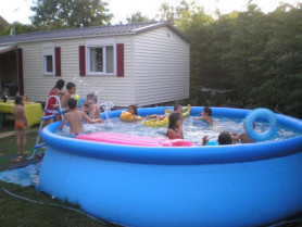 Las piscinas hinchables se agotan y los fabricantes advierten del riesgo de usarlas en terrazas y azoteas