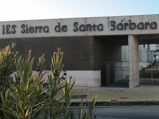 El instituto Santa Bárbara de Plasencia sufre un desprendimiento parcial de su fachada