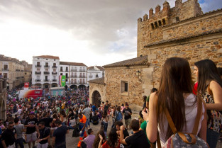 Los bares de la Plaza Mayor de Cáceres podrán instalar barras durante el Womad