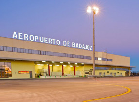 Los empresarios reclaman a AENA la instalación del sistema antiniebla en el aeropuerto de Badajoz