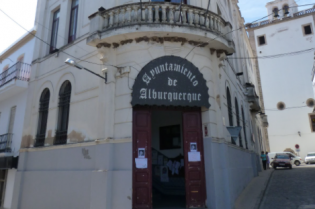 Asaltan el Ayuntamiento de Alburquerque y se llevan diez armas de la Policía Local