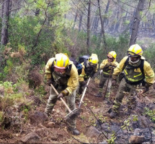 Sigue activo el nivel 1 en el incendio forestal de Arroyomolinos tras una noche de intensos trabajos