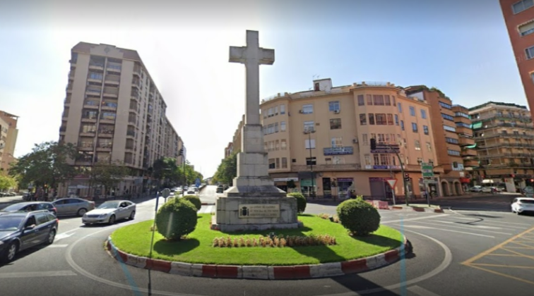 El Gobierno da tres meses a Cáceres para retirar la Cruz de los Caídos