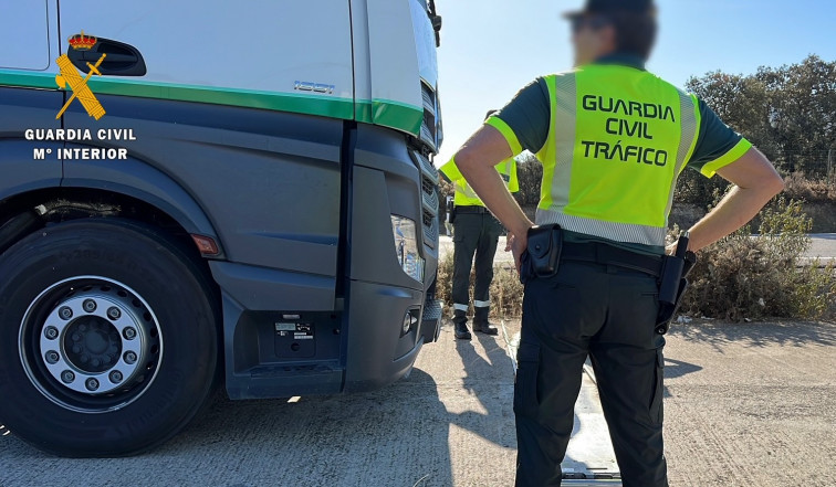 Herido grave el conductor de un camión tras una salida de vía en la EX-112