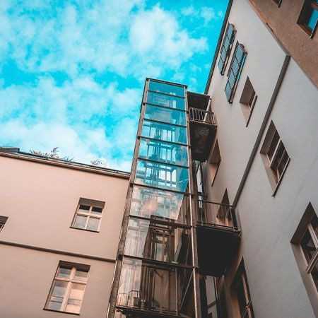 Plasencia abarata las tasas para instalar ascensores exteriores en edificios antiguos