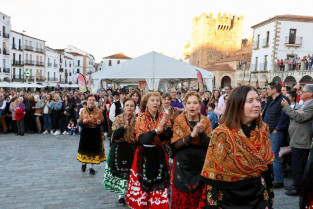 Los Sanjuanes y Las Carantoñas de Acehúche se suman al desfile de fiestas que Cáceres acogerá este sábado
