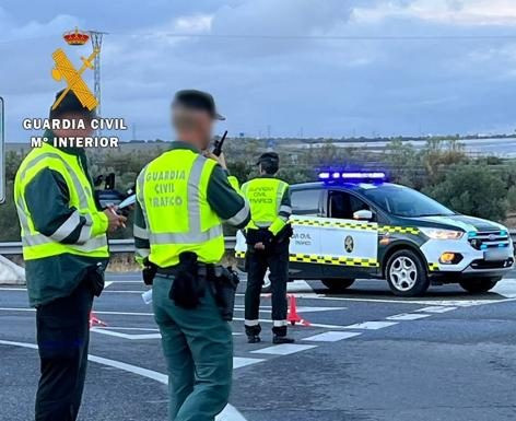 Operación en Cáceres: 600 prendas falsificadas y drogas incautadas en controles policiales